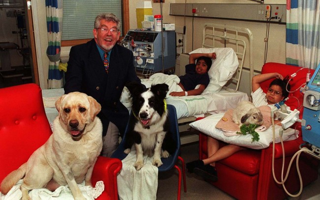 21/4/98 TV PRESENTER ROLF HARRIS ON TIMBO WARD AT GUY'S HOSPITAL, LONDON